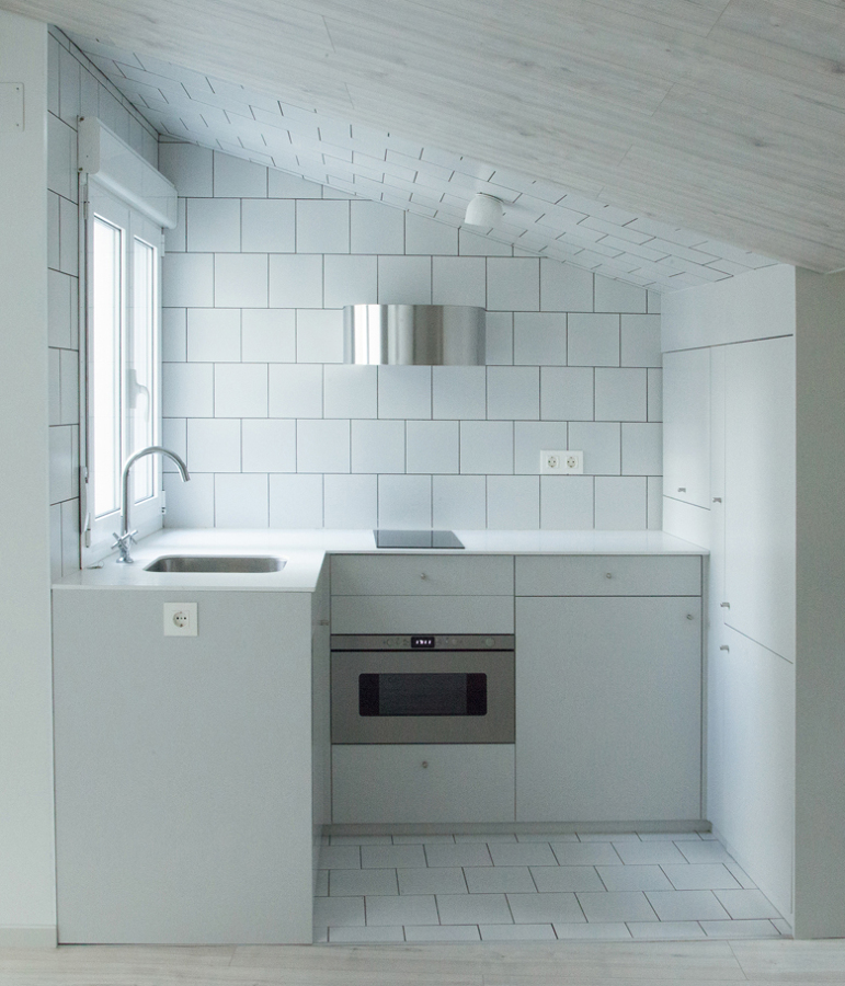 Foto: Cocina Abuhardillada de Alicatado Blanco de Lola Mulledy #1289514