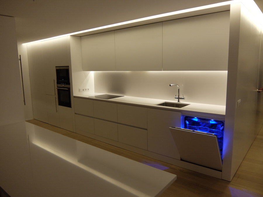 cocina-americana-luz-indirecta-con-dimmer-1364243.jpg