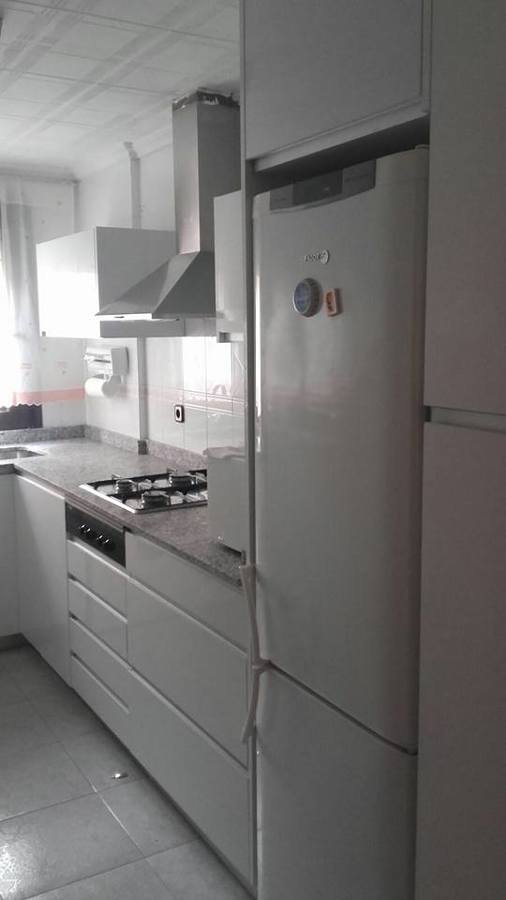 Cocina blanca brillo con uñero
