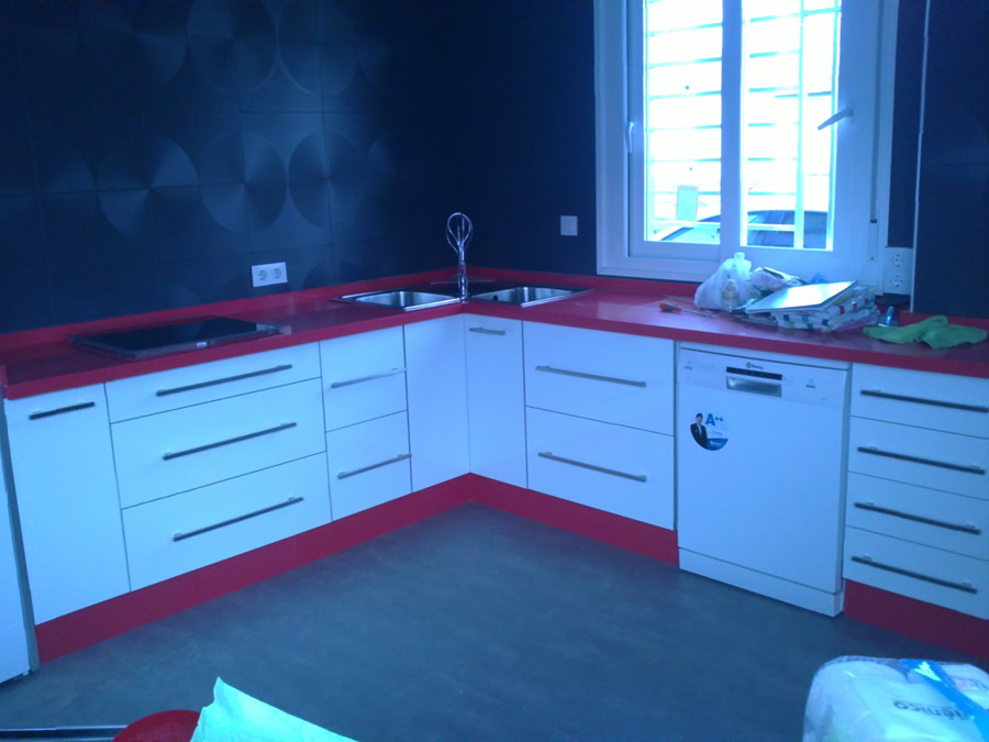 Foto: cocina blanco/rojo de carpinterÃa montero de sevilla #984600 ...