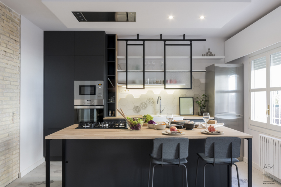 Cocina con barra americana en negro