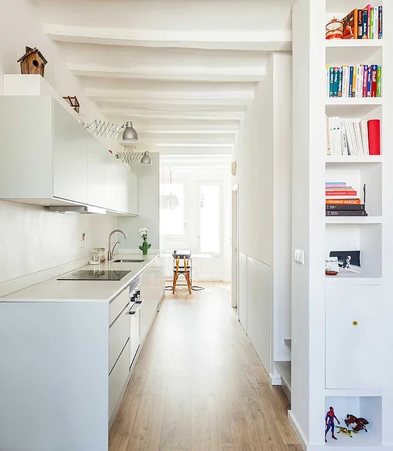 cocina con mobiliario blanco