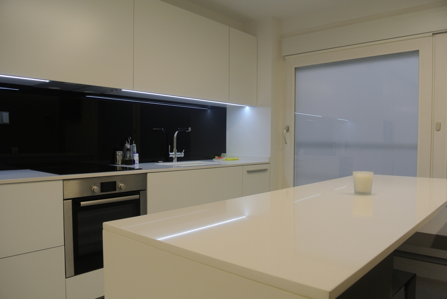 Foto: Cocina con Peninsula de Basika Estudio De Cocinas #510121