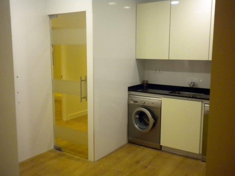 cocina con puerta de cristal.