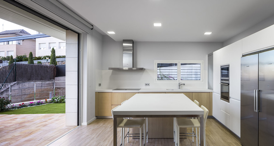 Cocina e isla con terraza