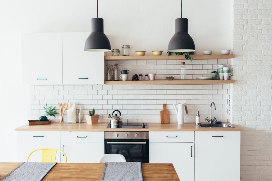 Cocina nórdica con baldas de madera