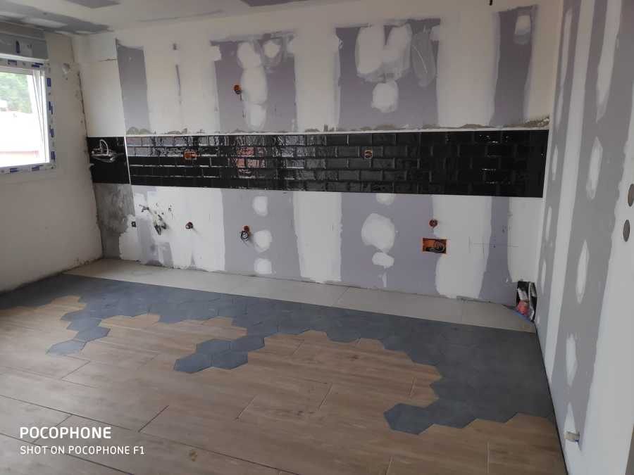 Cocina unión suelo hexagonal y madera y entrepaños 20x10 negro.