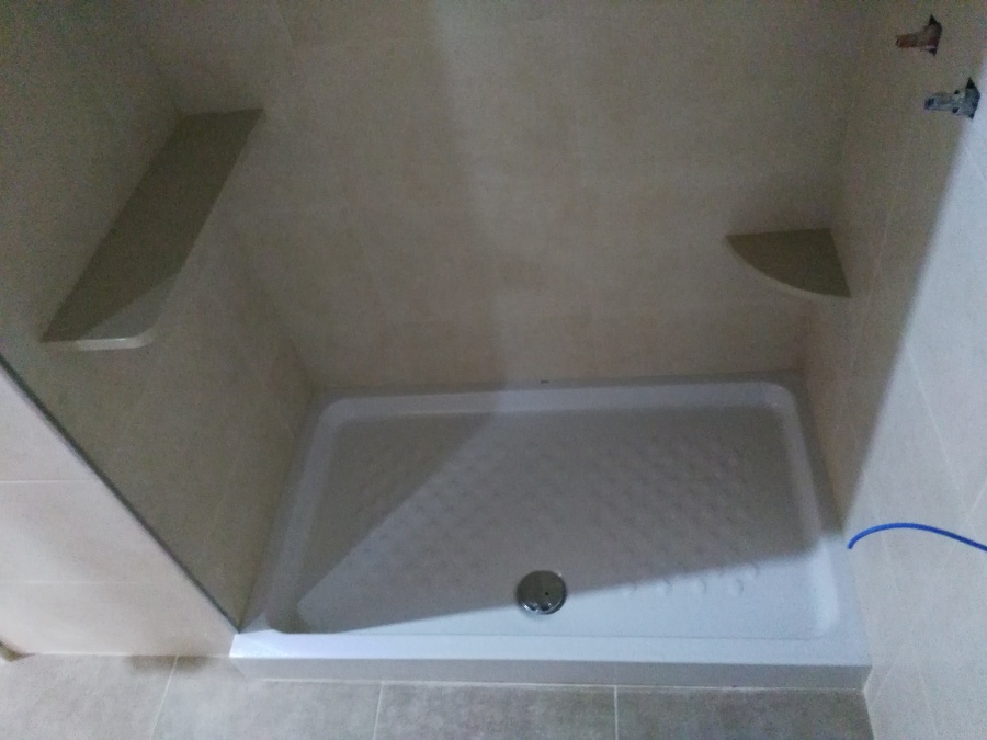 Colocación de baldas en marmol pulido beige.