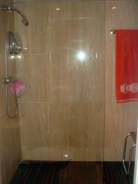 Colocación de mármol en baño principal
