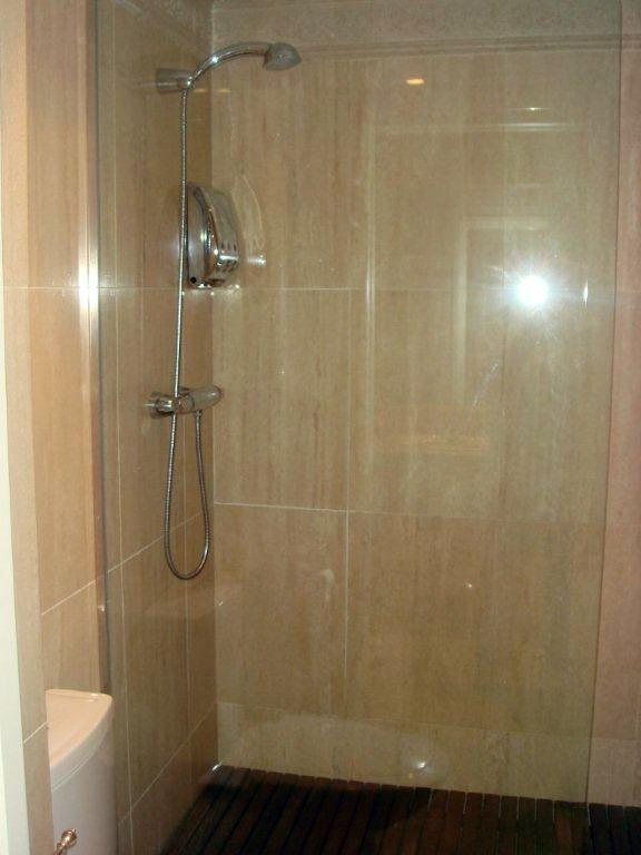 Colocación de mármol en baño principal