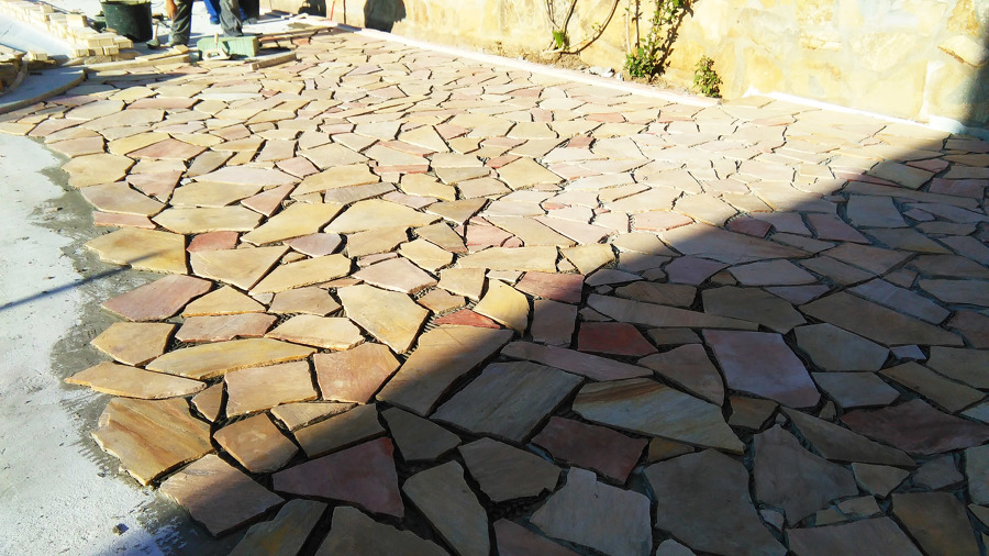 Colocación de solería de piedra natural en zona de piscina