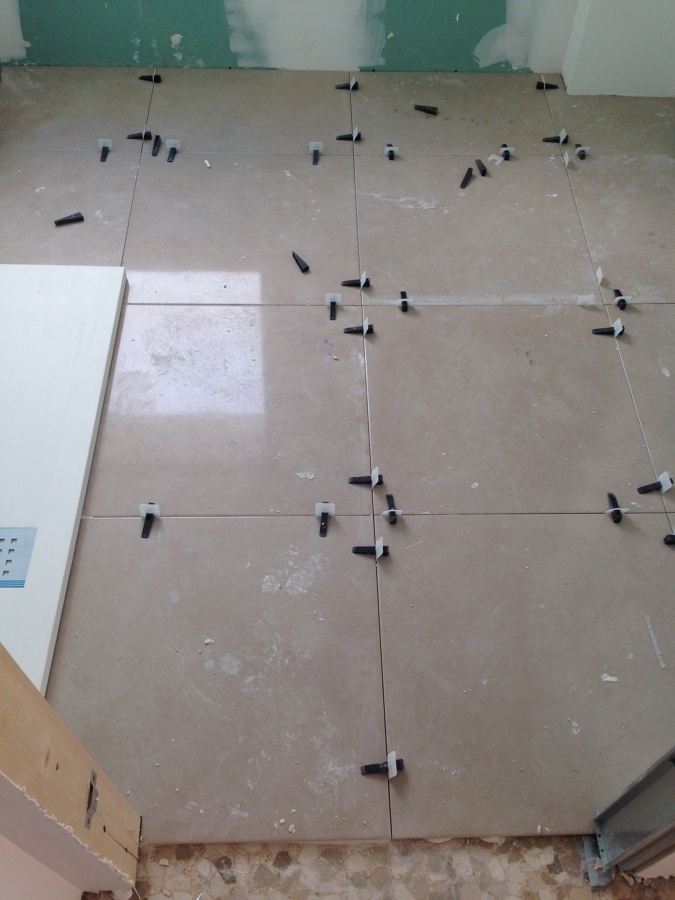 Colocación solería baño con crucetas niveladoras