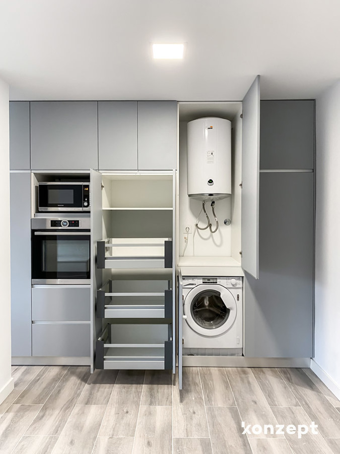 Columnas en cocina que integran algunos electrodomésticos