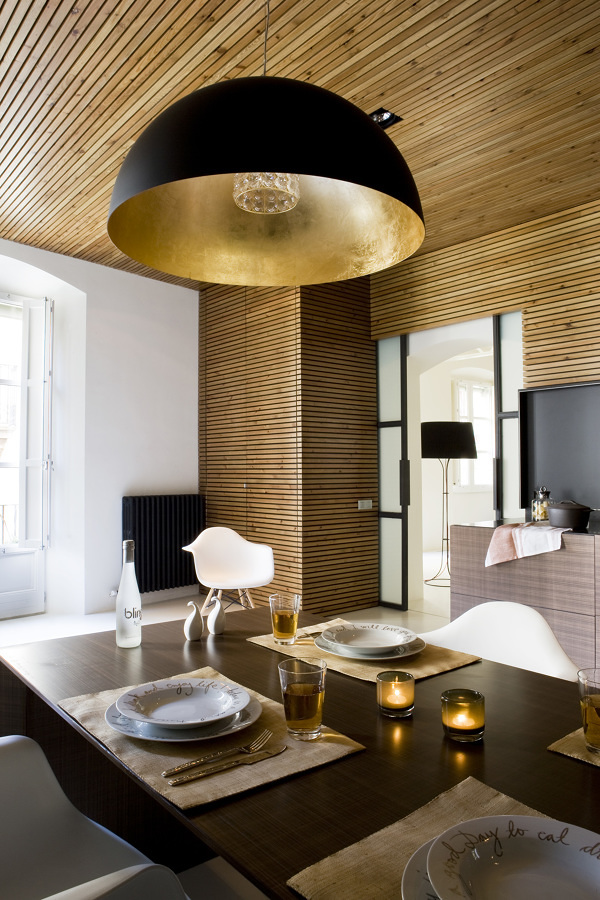 Comedor con revestimiento de madera