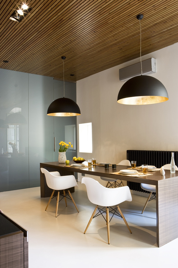 Comedor con techo de lamas de madera