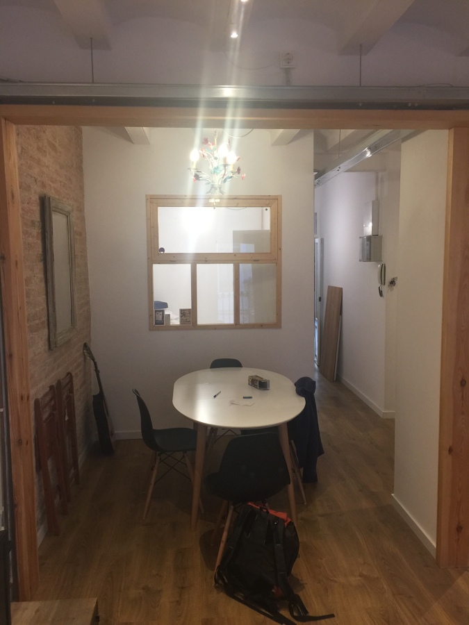 COMEDOR CON VENTANA DE MADERA