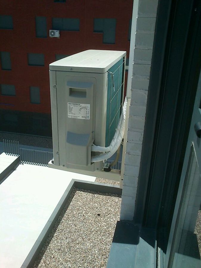 Condensadora Daikin en fachada
