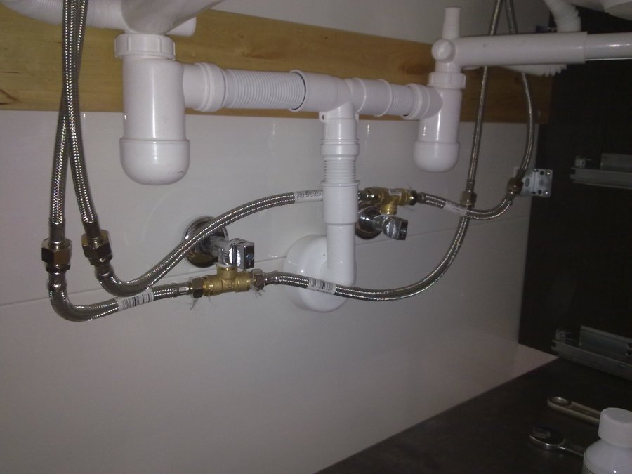 Foto: Conexiones de Latiguillos y Desagüe de Mueble de Lavabo. de