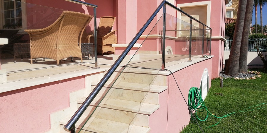 Construccion de barandillas en acero inoxidable y vidrio de seguridad