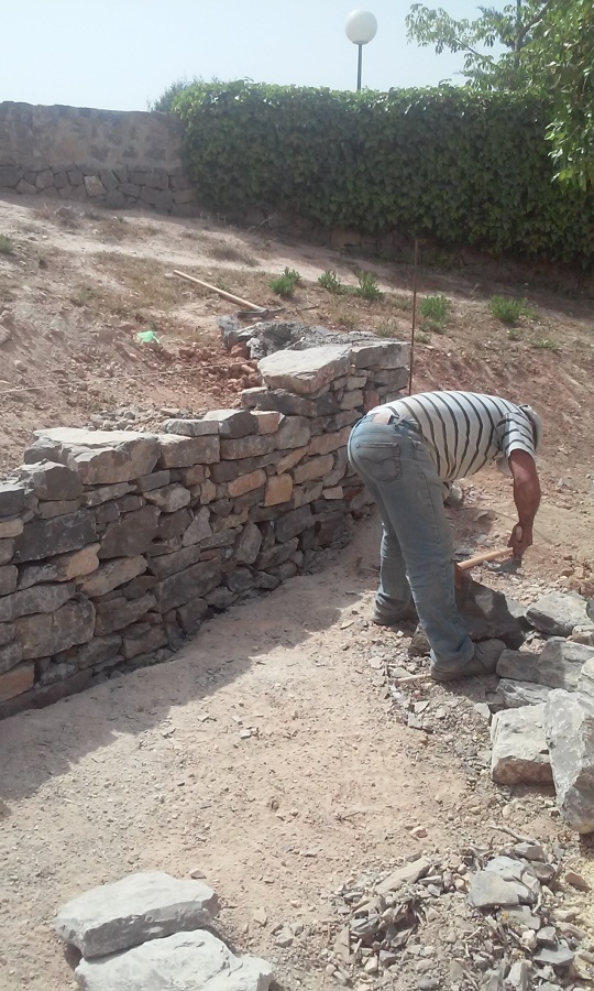 Construcción de muro de piedra