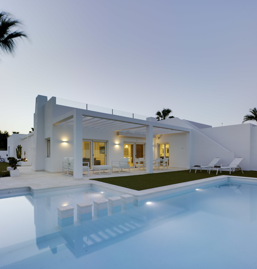 Construcción de piscina en vivienda residencial