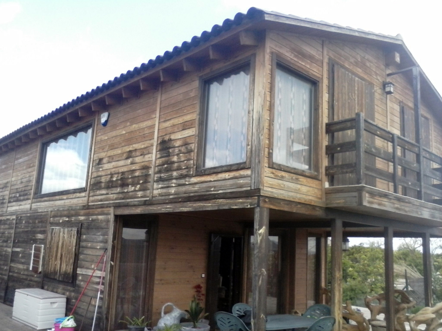 Corcho proyectado en casa de madera prefabricada.