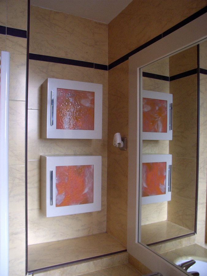 Foto: cubos blancos con cristal fusing naranja de muebles de baño ...