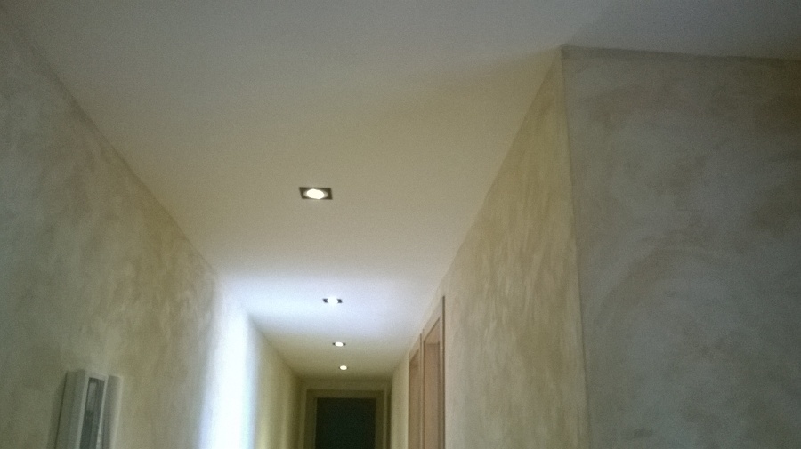 Decoración efecto arena y halogenos