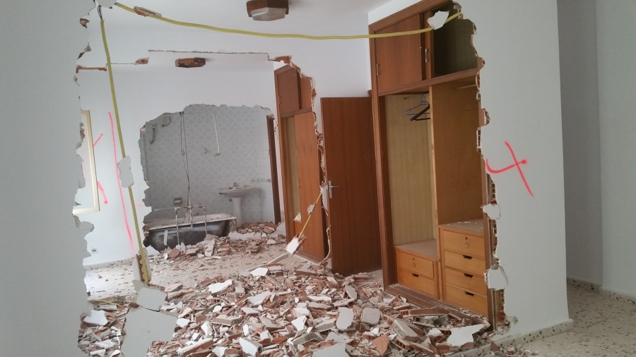 Demolición de tabiques para volver a proporcionar las dimensiones de habitaciones y baño principal