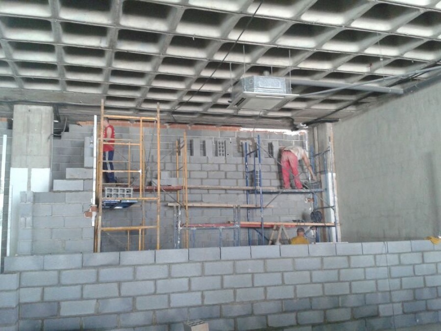 Desarrollo de la obra. Vista sala de locución y techo