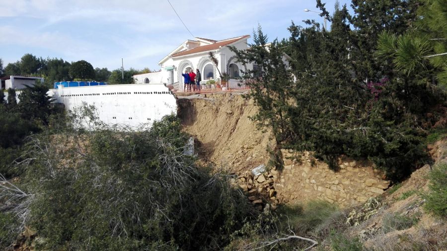 Desperfectos en muro por la riada de diciembre de 2016