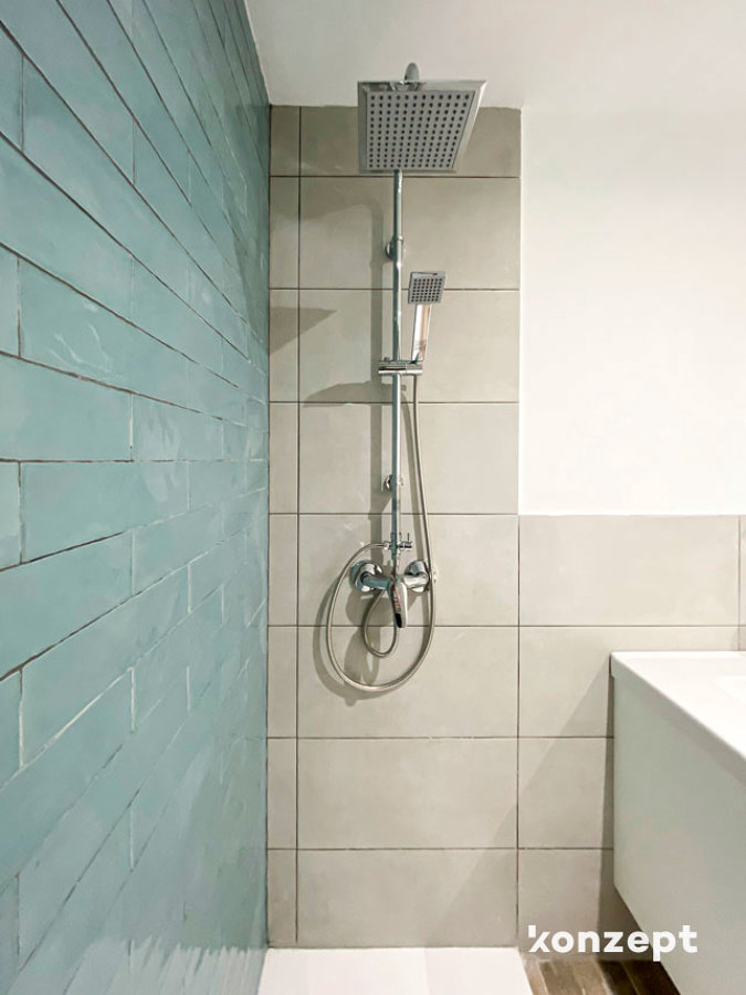Detalle azulejo azul y ducha