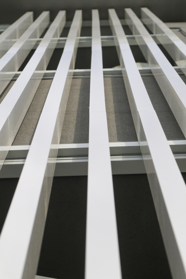 Detalle de celosías de aluminio blanco lacado