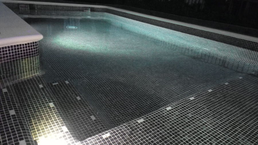 Detalle de la piscina iluminada.