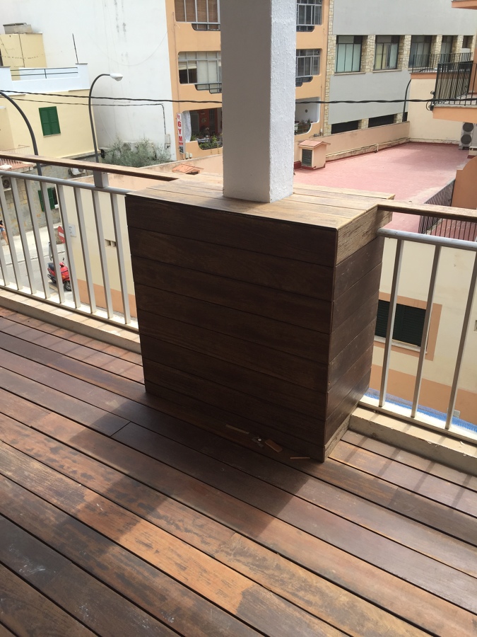 Detalle de pilastra en balcón/terraza