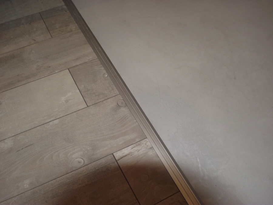 Detalle encuentro parquet-microcemento