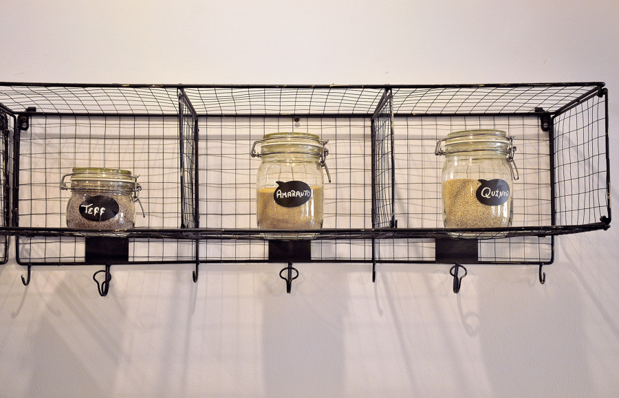 Foto: Detalle Mueble Despensa y Escurreplatos de Mobles Bustos - Roure