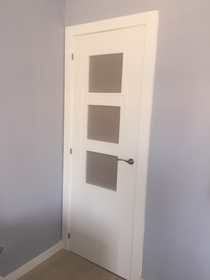 Detalle puerta vidriera acabada totalmente