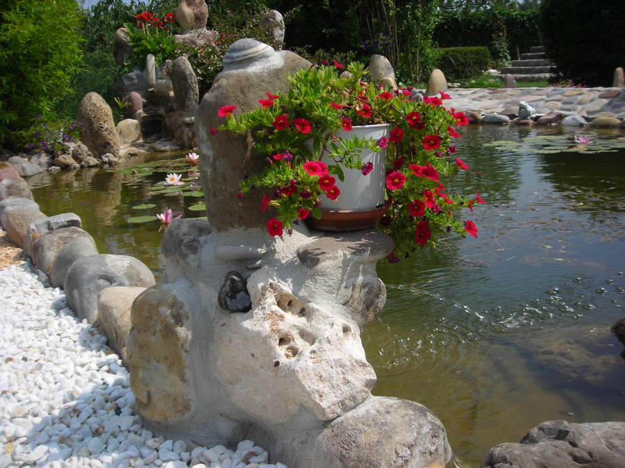 Foto: Spas Incluido en Piscina Rebosante con Cascada de Piscijardin S.L