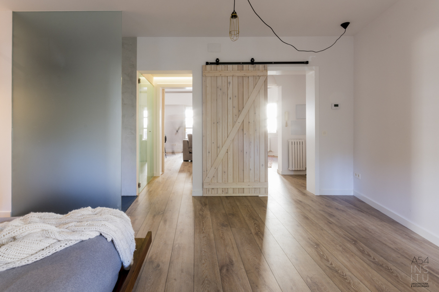 Dormitorio con aperturas en muro estructural