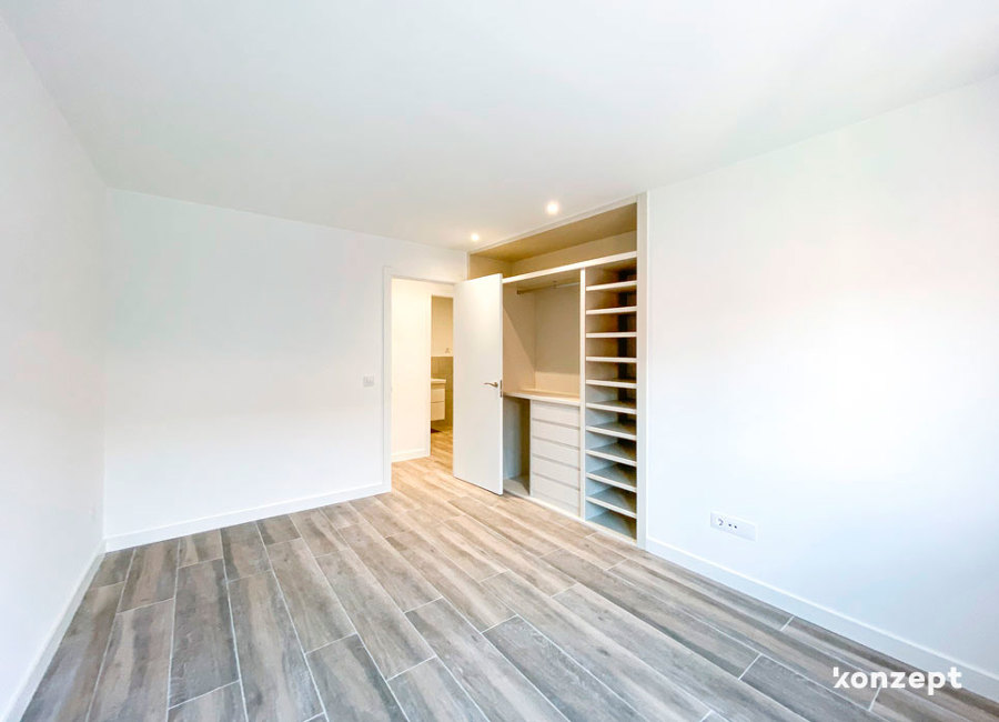 Dormitorio con armario abierto