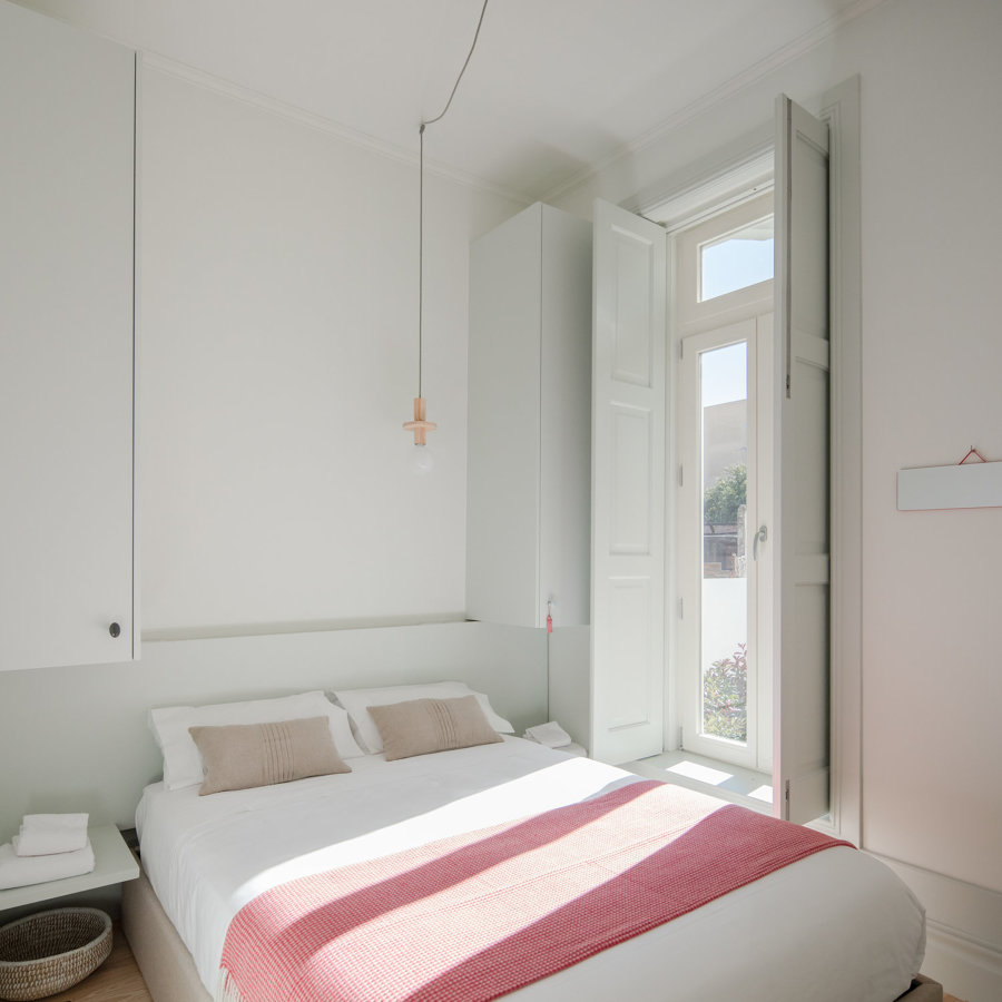dormitorio con contraventanas de madera