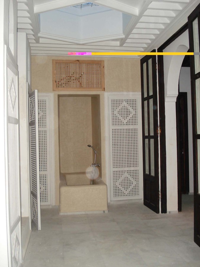 Dormitorio con la bañera de estuco marroquí a la vista.