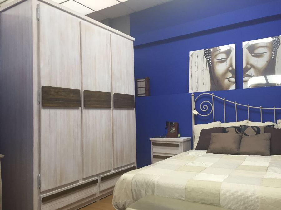 Dormitorio en pino texturizado.