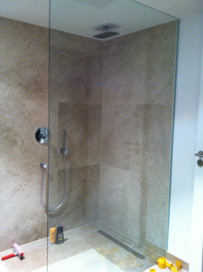 Ducha con instalación de grifo empotrado y fijo de cristal