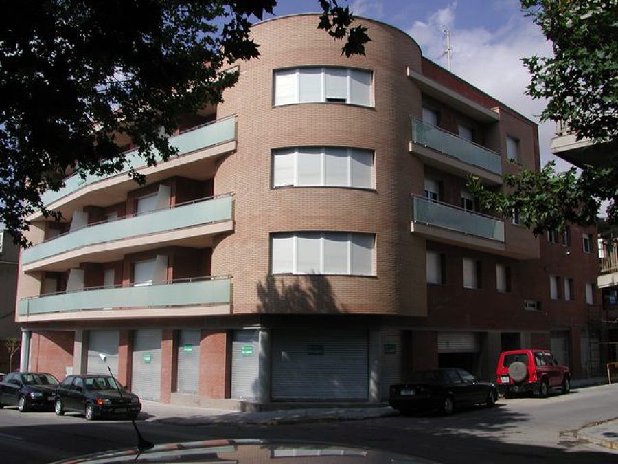 Edificio de viviendas, locales comerciales y aparcamiento.