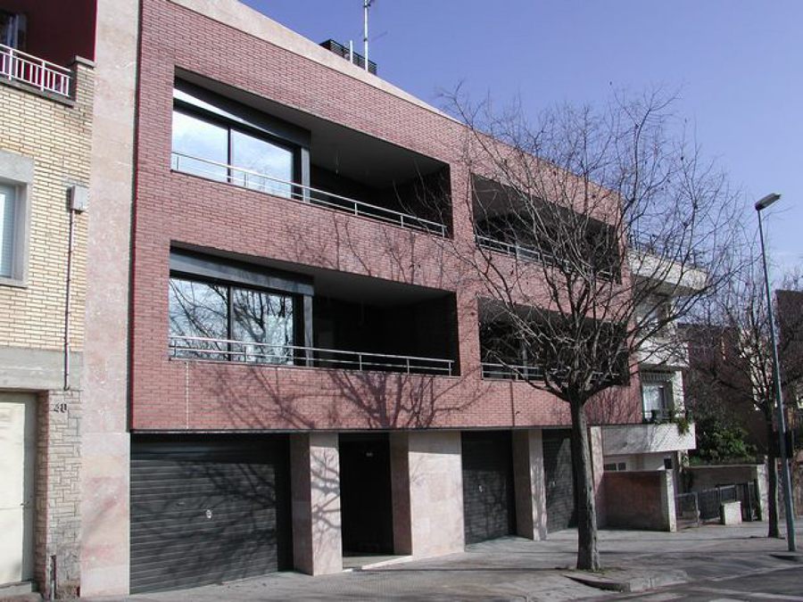 Edificio de viviendas, locales comerciales y aparcamiento.