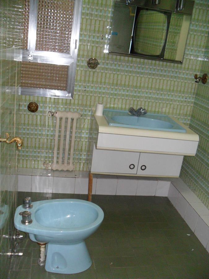 El mismo baño, ventana de mala calidad