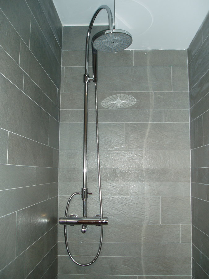 enchapado de zona ducha de pizarra