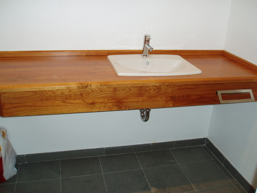 encimera en madera castaño barnizada con lavabo de encastre